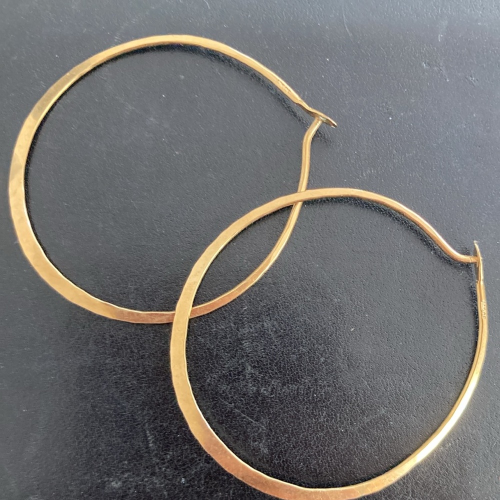 Gorgeous Vintage one of a kind thin gold hoops / one side hammered, other smooth - Picture 6 of 10
